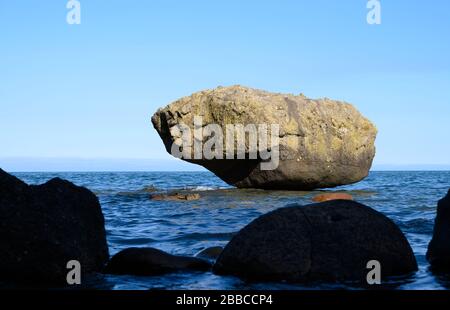 Balance Rock, Skidigate, Haida Gwaii, precedentemente conosciuta come Queen Charlotte Islands, British Columbia, Canada Foto Stock