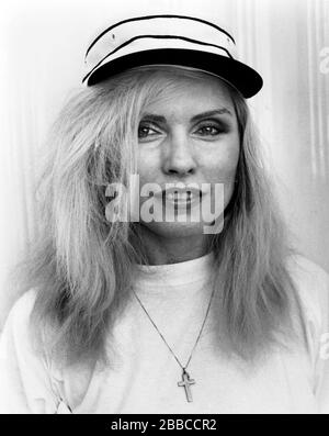 Debbie Harry di Blondie fotografato prima di uno spettacolo al JFK Stadium di Philadelphia, Pennsylvania. (Questo sarebbe l'ultimo concerto di Blondie per 14 anni, come si sono rotto poco dopo). 21 agosto 1982. Credito: Scott Weiner / MediaPunch Foto Stock