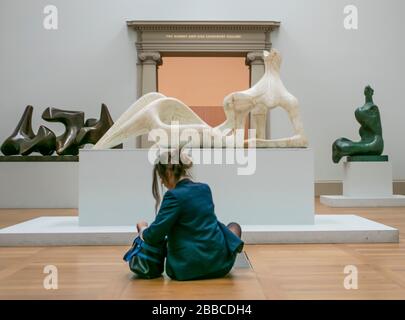 Studentessa di fronte alla statua di Henry Moore, Tate Britain Gallery, Londra, Regno Unito Foto Stock