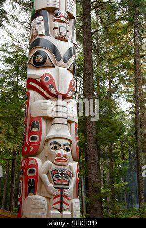 GyaaGang Polo Monumentale, di Christian Whaite e aiutanti, fiume Hiellen, Haida Gwaii, precedentemente conosciuto come Queen Charlotte Islands, British Columbia, Canada Foto Stock