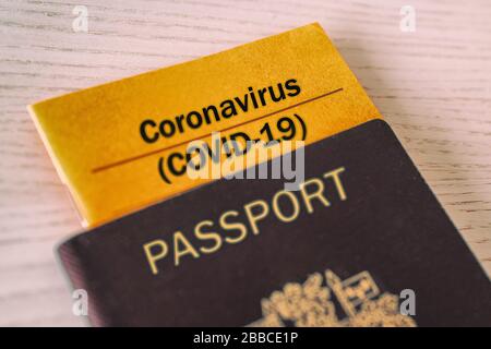 Coronavirus COVID-19 libretto di prova della vaccinazione in passaporto. Divieto di viaggio certificato di salute Corona screening dei viaggiatori turisti. Chiusura degli aeroporti a traffico limitato. Foto Stock