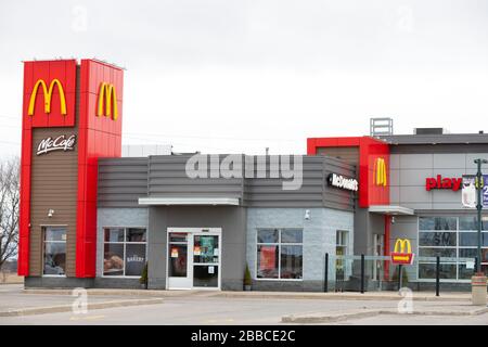 Ampio scatto che mostra una sezione del fuori di un ristorante McDonalds. Foto Stock