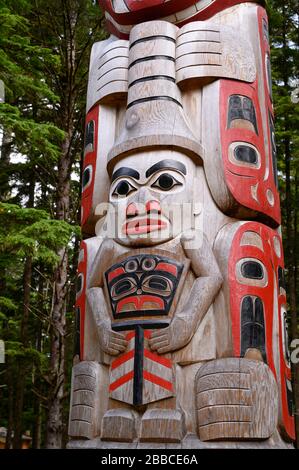 GyaaGang Polo Monumentale, di Christian Whaite e aiutanti, fiume Hiellen, Haida Gwaii, precedentemente conosciuto come Queen Charlotte Islands, British Columbia, Canada Foto Stock