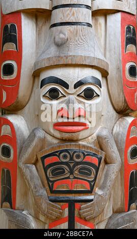 GyaaGang Polo Monumentale, di Christian Whaite e aiutanti, fiume Hiellen, Haida Gwaii, precedentemente conosciuto come Queen Charlotte Islands, British Columbia, Canada Foto Stock