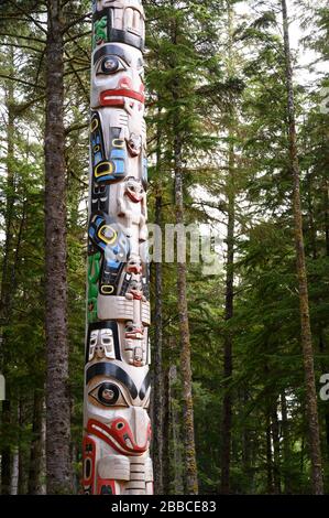 GyaaGang Polo Monumentale, di Christian Whaite e aiutanti, fiume Hiellen, Haida Gwaii, precedentemente conosciuto come Queen Charlotte Islands, British Columbia, Canada Foto Stock