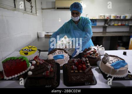 Gaza. 30th Mar, 2020. Un panettiere palestinese produce torte presso la sua panetteria nella città meridionale di Khan Younis, 30 marzo 2020. Credit: Yasser Qudih/Xinhua/Alamy Live News Foto Stock