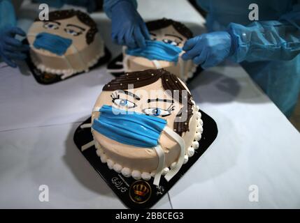 Gaza. 30th Mar, 2020. Un panettiere palestinese produce torte presso la sua panetteria nella città meridionale di Khan Younis, 30 marzo 2020. Credit: Yasser Qudih/Xinhua/Alamy Live News Foto Stock