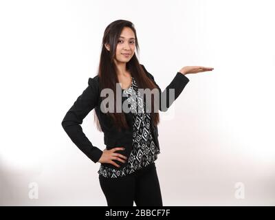 Una donna di affari ispanica che tiene la mano fuori. Foto Stock