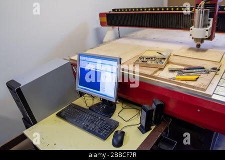 Lavorazione del legno su moderna macchina automatica per la lavorazione del legno con CNC. Produzione di mobili. Foto Stock