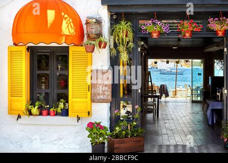 Street Cafe con tavoli e vista mare a bodrum, Turchia Foto Stock