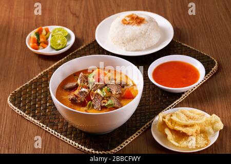 Il Soto Betawi è un tipo di zuppa di manzo tradizionale proveniente dalla zona indonesiana di Giacarta Foto Stock