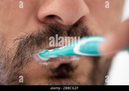 Denti con decorazioni ravvicinate. Ci sono macchie marroni sul dente. Foto Stock