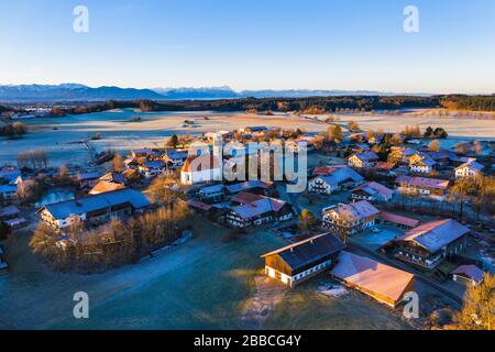 Villaggio Lochen con chiesa di S. Maddalena al mattino luce, vicino Dietramszell, catena alpina, registrazione drone, ai piedi delle Alpi, alta Foto Stock