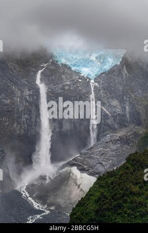 Ghiacciaio sospeso e cascate, Ventisquero Colgante, Parco Nazionale di Queulat, Aysen, Patagonia, Cile Foto Stock