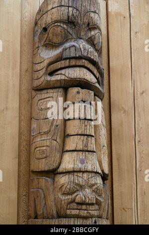 Totem nella lobby del Haida Heritage Center a Kay Llnagaay, Skidegate, Haida Gwaii, precedentemente conosciuto come Queen Charlotte Islands, British Columbia, Canada Foto Stock