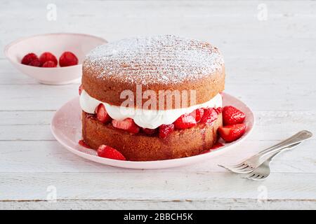 Dessert con pan di Spagna alla fragola e alla panna, dolce, fragola, cibo, torta, panna, spugna, rossa, frutta, bianca, delizioso, fresco, cotto, gustoso, fatto in casa, Foto Stock