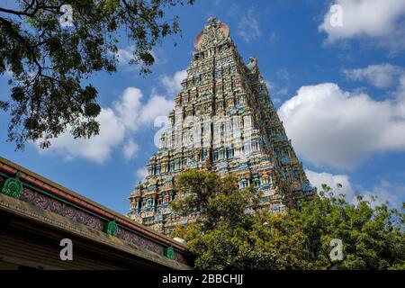 Madurai, India - Marzo 2020: Gopuram del tempio indù Meenakshi Amman il 10 marzo 2020 a Madurai, India. Foto Stock