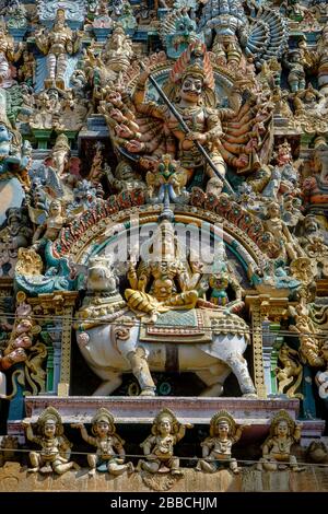 Madurai, India - Marzo 2020: Dettaglio del gopuram del tempio indù Meenakshi Amman il 10 marzo 2020 a Madurai, India. Foto Stock