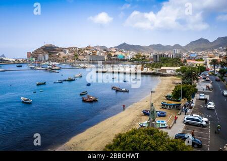 Mindelo/Capo Verde - 9 agosto 2018 - strade della città e vista aerea della spiaggia, Sao Vicente Foto Stock