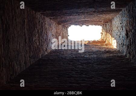 Vista ad angolo basso dell'interno di mattoni del tempio in Cambogia Foto Stock