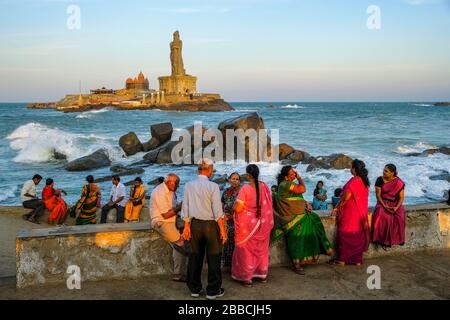 Kanyakumari, India - Marzo 2020: Persone che guardano il tramonto davanti alla statua di Thiruuvalluvar il 12 marzo 2020 a Kanyakumari, India Foto Stock