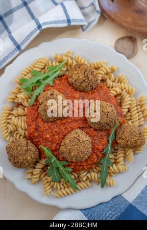 pasta fatta in casa con polpette vegane su un piatto Foto Stock