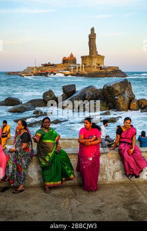 Kanyakumari, India - Marzo 2020: Donne che guardano il tramonto davanti alla statua di Thiruuvalluvar il 12 Marzo 2020 a Kanyakumari, India Foto Stock