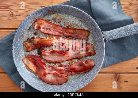 padella di frittura con pancetta croccante rasher rasher smalto streaky cotto tovagliolo di carne di maiale affumicato colazione non affumicata friggere l'inglese Completo 5 cinque BLT Foto Stock