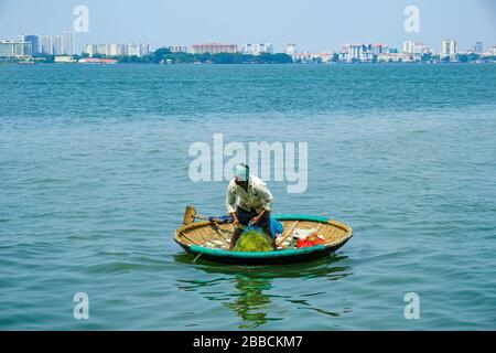 Kochi, India - marzo 2020: Pescatori nel porto di Fort Kochi il 21 marzo 2020 a Kochi, India. Foto Stock