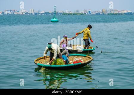 Kochi, India - marzo 2020: Pescatori nel porto di Fort Kochi il 21 marzo 2020 a Kochi, India. Foto Stock