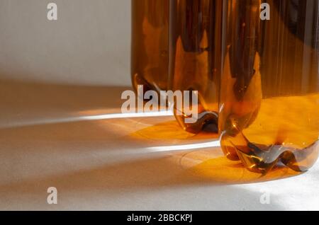 Bottiglie marrone per animali domestici. Una fila di bottiglie di plastica usate. Raccolta rifiuti, riciclaggio di materie prime. Messa a fuoco selettiva. Primo piano. Foto Stock