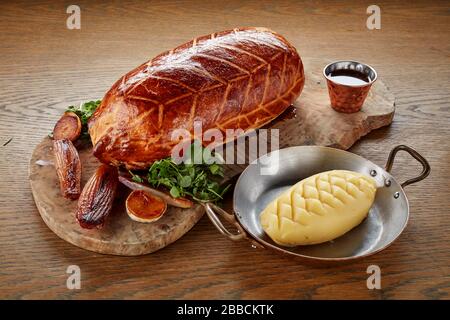beef wellington intero affettato servito tavola di condivisione piatto legno carne di pasticceria rosa appena cotta Foto Stock
