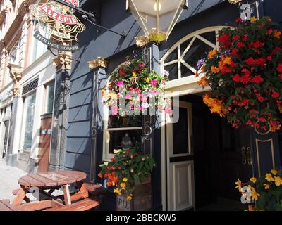 Facciata esterna della Fuller’s Ale & Pie House, il Jack Horner, a Tottenham Court Road. Un pub e ristorante britannico, Londra - Regno Unito Foto Stock