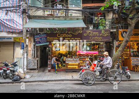 HANOI, VIETNAM - 19TH MARZO 2017: Strade di Hanoi che mostrano l'esterno di un caffè e la gente Foto Stock