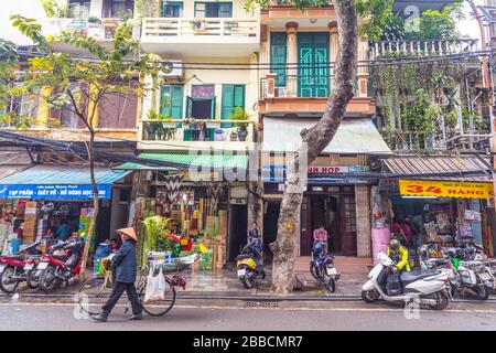 HANOI, VIETNAM - 19TH MARZO 2017: Viste sulle strade di Hanoi Vietnam durante il giorno. L'esterno degli edifici e delle persone può essere visto. Foto Stock