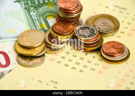 stack di monete sul calendario, closeup shot, per sfondo finanziario Foto Stock