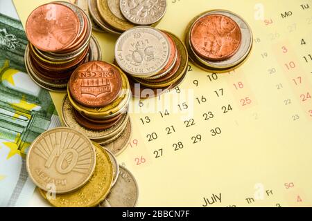 stack di monete sul calendario, closeup shot, per sfondo finanziario Foto Stock