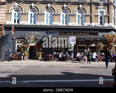 Facciata esterna della Fuller’s Ale & Pie House, il Jack Horner, a Tottenham Court Road. Un pub e ristorante britannico Foto Stock
