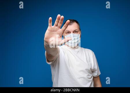Calma uomo medic in maschera protettiva viso in studio Foto Stock
