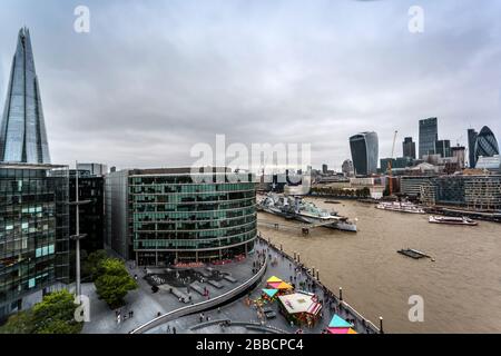 Vista degli iconici edifici di Londra dal balcone del City Hall, situato a Southwark, sulla riva sud del Tamigi Foto Stock