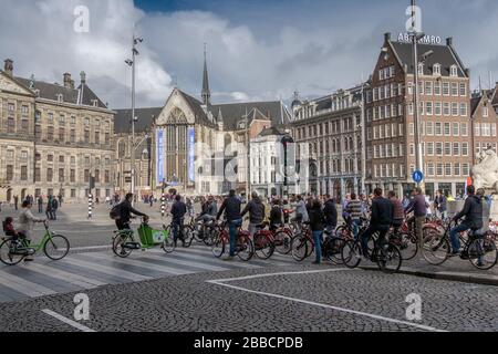 Ciclisti nel centro di Amsterdam, nei Paesi Bassi Foto Stock