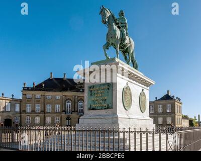 Statua equestre in bronzo del 18th secolo del re Frederik V di Danimarca, Piazza Amalienborg, Copenaghen, Danimarca Foto Stock