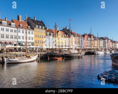 Canale Nyhavn e passeggiata con le sue facciate colorate, 17th secolo lungomare, Copenaghen, Danimarca Foto Stock