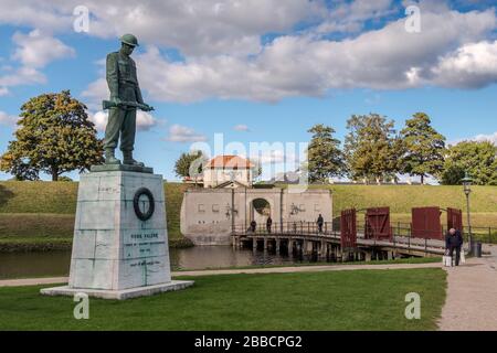 Vore Faldne è un monumento ai Dani caduti nella seconda guerra mondiale Progettato da Svend Lindhart. Copenaghen, Danimarca Foto Stock