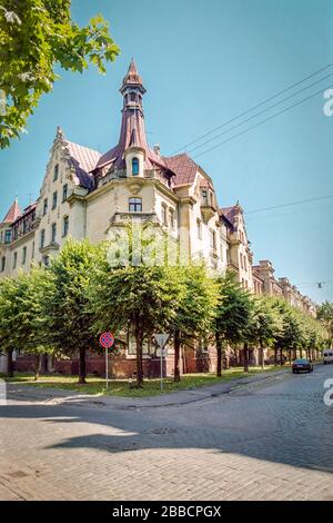 Facciata di un edificio di appartamenti in stile liberty all'angolo tra le vie Alberta e Strelnieku a riga, capitale della Lettonia Foto Stock