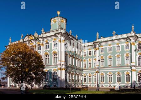 Il Palazzo d'Inverno e il giardino, il Museo dell'Ermitage di Stato, la Russia di San Pietroburgo Foto Stock