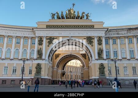 L'arco del Palazzo del personale Generale, Piazza del Palazzo, San Pietroburgo, Russia Foto Stock