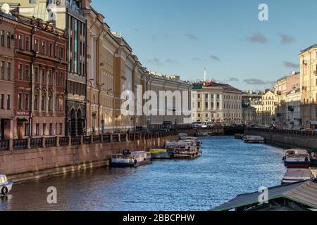 Barche sul fiume Moyka e gli edifici sul terrapieno, San Pietroburgo, Russia Foto Stock