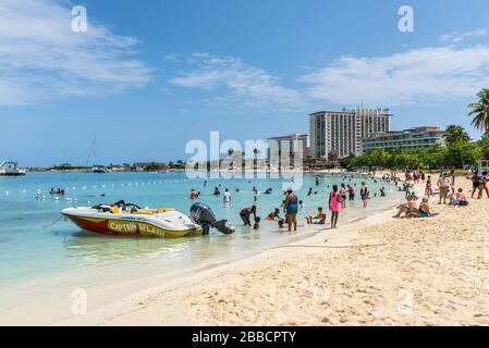 Ocho Rios, Giamaica - 22 aprile 2019: La gente si rilassa sulla spiaggia della baia di Ocho Rios, chiamata anche Turtle Beach, si trova tra Sunset Jamaica Grande Foto Stock