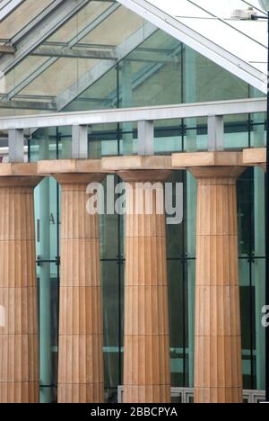 Colonne doriche all'Harrogate International, North Yorkshire Foto Stock